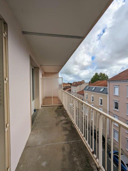 The Place To Be, Parking Gratuit Roanne Esterno foto